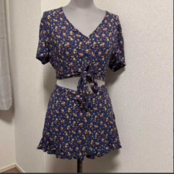 American Eagle - Crop Front-Tie Top & Shorts 2-Piece Set | Small | Dainty Floral - Picture 6 of 8